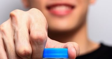 10 مخاطر لشرب الماء البارد بعد الطعام.. يصيبك بعسر الهضم