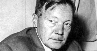 100 قصيدة شعر.. "يا أهل المغنى دماغنا وجعنا" بيرم التونسى