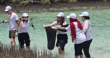 160 شبابا من 10 جامعات مصرية وعربية ينظفون محمية رأس محمد بشرم الشيخ.. صور