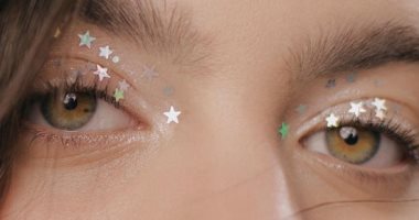 أحدث تريندات المكياج لعام 2021.. ألوان زاهية ورسومات كلاسيكية