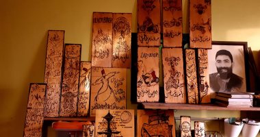 أحمد واجه ألم بتر قدمه بالرسم بالنار على الخشب.. فن وهندسة