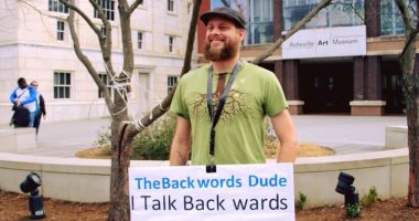 أمريكى يمتلك موهبة نادرة فى الحديث والغناء بالعكس يبهر متابعيه بـ"يوتيوب"