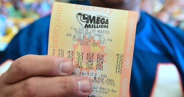 أمريكية تربح يانصيب بربع مليون دولار بالصدفة بعد ذهابها لمساعدة صديق