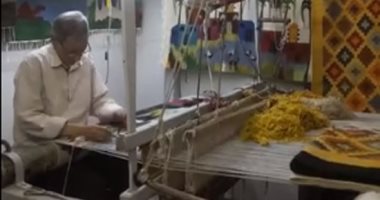 أيادى تتلف فى حرير.. حكاية عم مصطفى أقدم صانعى الكليم اليدوى بالبحيرة "فيديو"