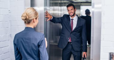 إتيكيت استخدام الأسانسير.. سيب مسافة كافية واستأذن لو فى ست لوحدها