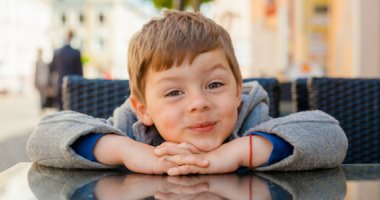 إزاي تطلع ابنك"شبعان" تربية.. علم الاجتماع: ميبصش لحياة غيره ويتعلم القناعة