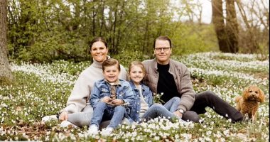 الأميرة فيكتوريا فى إطلالة أنيقة مع زوجها وأبنائها بحديقة القصر الملكى