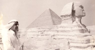 باولو كويلو يستعيد ذكريات رواية من الحضارة الفرعونية بصورة له أمام الأهرامات