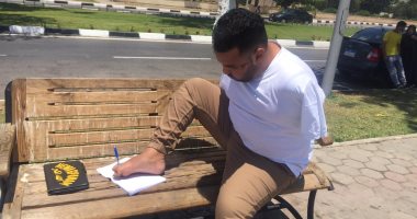 بدون ذراعين.. شاهد طالب ثانوية عامة يكتب ويرسم ويستخدم الهاتف والتابلت بأصابع قدميه