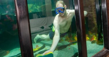 بريطاني عاشق للأسماك يحول جزء من منزله لحوض مائى لإشباع هوايته ..  صور