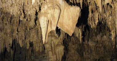 بعد مرور محور "الفرافرة - ديروط" بالقرب منه.. كهف الجارة أحد عجائب الصحراء الغربية يرى النور مجددا فى الوادى الجديد.. يتكون من شلالات رسوبية عمرها ملايين السنين ويؤرخ لمحات من حياة إنسان العصر الهولوسى.. صور