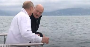 بوتين ورئيس بيلاروسيا يخوضان جولة بحرية على يخت بـ"سوتشى".. فيديو