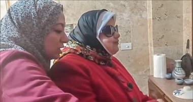 "جوا الحلة".. إيمان تقدم كتاب طبخ بطريقة برايل وتعلم المكفوفين فنون الطهى