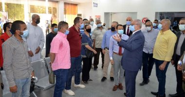 جولة لمحافظ الأقصر بمركز التطعيم بلقاح كورونا في مستشفى الحميات .. صور