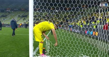 حارس فياريال يمزق الشباك بعد التتويج بلقب الدوري الأوروبي.. تعرف على السبب