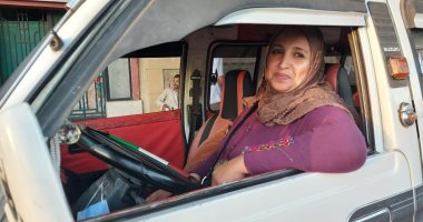 داليا أشهر سائقة ميكروباص فى الإسكندرية تعول أسرتها بعد مرض زوجها.. السائقون:أختنا
