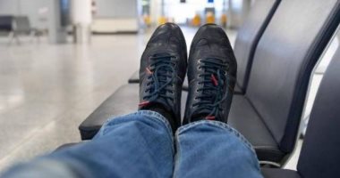 راكب يفقد حذاءه وهاتفه بسبب غفوة في مطار ألمانى.. اعرف القصة