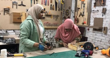 رحمة وغادة يحطمان لافتة "للرجال فقط" بتأسيس ورشة نجارة فى أسيوط