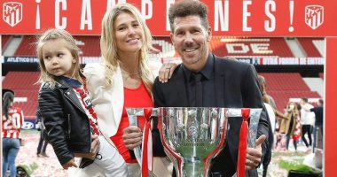 سيميونى يحتفل مع زوجته وأولاده بالتتويج ببطولة الدورى الإسبانى.. صور
