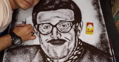 شاب يودع ملك الضحك سمير غانم ببورتريه بالشاى.. فن سكر زيادة