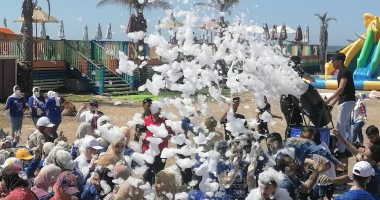 طلبة وطالبات تجارة يحتفلون بتخرجهم على شاطئ بورسعيد.. فيديو وصور