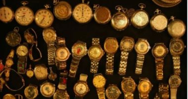 عاشق لكنوز التاريخ يكشف عن أسرار هوايته لجمع ساعات الحقبة السوفيتية.. صور