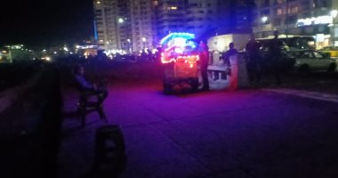 فريسكا وذرة مشوية وغناء.. عودة الحياة لكورنيش الإسكندرية.. صور