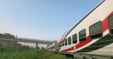 فصل العربة الخارجة من القضبان عن بقية القطار فى بنى سويف.. صور