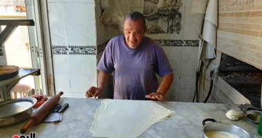 " فطاطرى الغريب" .. شاهد رحلة الطهى بالحطب والغاز فى أحد أقدم محلات السويس