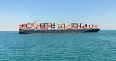 قناة السويس: تعويم سفينة بعد جنوحها بسبب عطل فنى وسحبها للبحيرات الكبرى