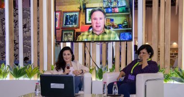 كتاب أطفال: النشء يتعلق بالكتب حين يشاهدون أهلهم يقرأون