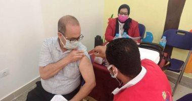 كهنة الكنيسة الإنجيلية بالأقصر يتلقون الجرعة الأولى من لقاح فيروس كورونا.. صور