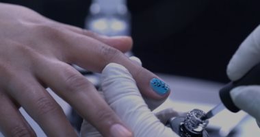 لطالبات الجامعة.. خطوات رسم المانيكير الجل فى البيت للأظافر القصيرة "فيديو"