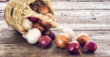 لو جديدة فى المطبخ.. اعرفى الفرق بين البصل الأبيض والأحمر فى الطعم والاستخدام