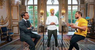 ماكرون يستقبل شابين من نجوم يوتيوب بعد فوزهما بتحدٍّ أطلقه عن كورونا.. فيديو