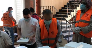 متطوعو شمال سيناء يواصلون إعداد وجبات لأطقم خدمة الجرحى الفلسطينيين..صور