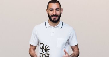 مجلة فرنسية تمنح بنزيما جائزة أفضل لاعب فى العالم الموسم الحالى