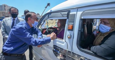 محافظ الإسكندرية يلتقى سائقة ميكروباص ويوجه بتكريمها لإخلاصها فى العمل.. صور
