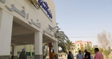 محافظ الوادي الجديد يوجه بزيادة حوافز أطباء مستشفى الفرافرة .. صور