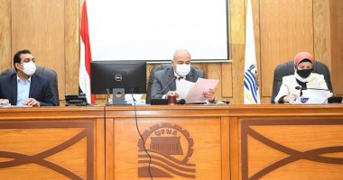 محافظ قنا يناقش عددا من القضايا المجتمعية مع أعضاء البرلمان