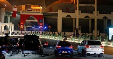 مدرسة ثانوية بحرينية تنظم حفل تخرج لطلابها فى حلبة سباق سيارات