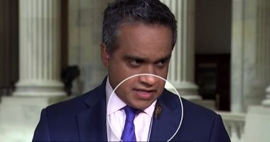 مذيع يفاجأ بحشرة كبيرة تقف على رقبته أثناء التجهيز لبث من الكونجرس.. فيديو