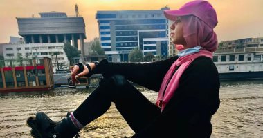 مش بس للرجالة.. رحلة "رحمة" اليومية فى شوارع القاهرة بالباتيناج.. فيديو