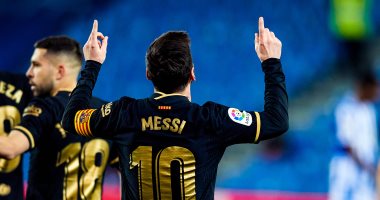 ميسي يحفر اسمه من ذهب بعد التتويج بجائزة بيتشيشي