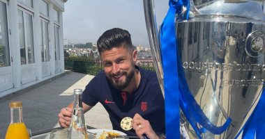 نجوم تشيلسي يتناولون الإفطار والقهوة مع كأس دورى أبطال أوروبا.. صور