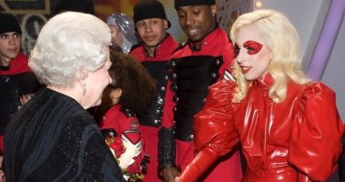 نجوم يكسرون قواعد البروتوكول ويرتدون ملابس جريئة فى لقائهم بالعائلة المالكة البريطانية