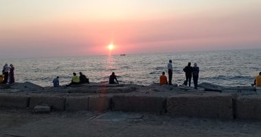 كورنيش الإسكندرية وقت الغروب شكل تانى.. أجواء صيفية مبهرة فى عروس البحر "فيديو"
