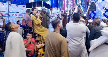 توافد آلاف المواطنين للاحتفال بالليلة الختامية للمولد النبوى بأسوان.. فيديو