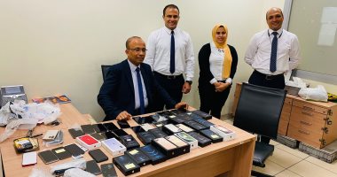 جمارك المطار تضبط محاولتى تهريب عدد من الهواتف المحمولة وسيف معدنى