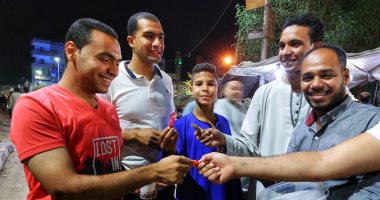 شباب أقباط يوزعون حلوى المولد النبوى على المسلمين بشوارع الأقصر.. صور